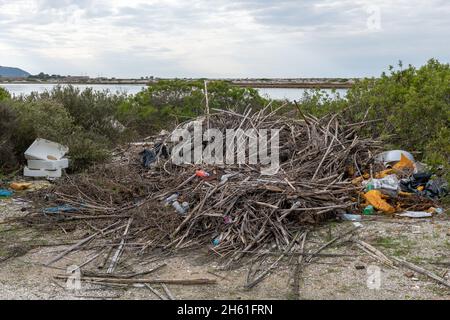Le déversement illégal de déchets causant des dommages à l'environnement dans les campagnes. Banque D'Images
