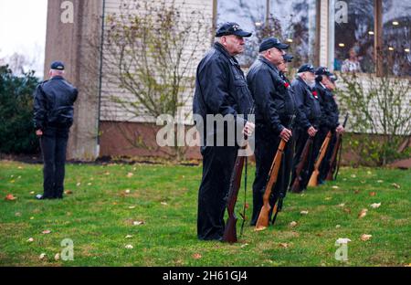 BLOOMINGTON, ÉTATS-UNIS - 2021/11/11: Des membres de la Garde d'honneur se tiennent sous la pluie lors de la cérémonie de la fête des anciens combattants qui s'est tenue au Burton Woolery American Legion Post 18, le jeudi 11 novembre 2021 à Bloomington, Ind. (Photo de Jeremy Hogan/The Bloomingtonian) Banque D'Images