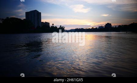 Crépuscule vue au coucher du soleil depuis les rives de la rivière Periyar Aluva Ernakulam Banque D'Images