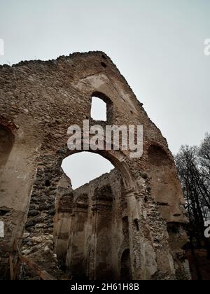 Arche en pierre à Katarinka, ruines de l'église et du monastère de Sainte Catherine près de Dechtice, Slovaquie. Banque D'Images