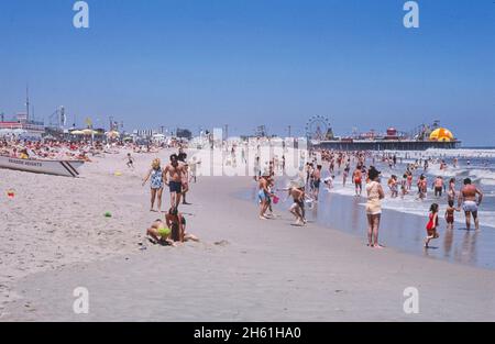 Casino Pier depuis la plage, Seaside Heights, New Jersey ; env.1978. Banque D'Images