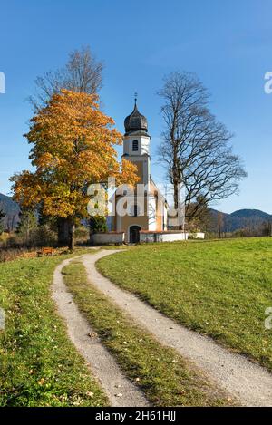 L'église baroque de Saint Margareth sur la péninsule de Zwergern dans le lac Walchen avec des arbres de couleur automnale, Bavière, Allemagne Banque D'Images