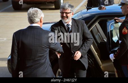 Le secrétaire à la Défense, Chuck Hagel, accueille le ministre slovène de la Défense, Roman Jakic, au Pentagone le 13 novembre 2013. Banque D'Images