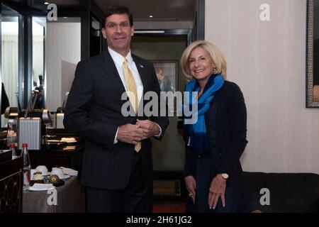 Reportage : le secrétaire à la Défense, Mark T. Esper, rencontre l'ambassadeur des États-Unis en France, Jamie McCourt, Paris, le 7 septembre 2019. Banque D'Images