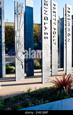 Plaques d'identité Sculpture à l'extérieur de la gare de Doncaster, Doncaster, Angleterre Banque D'Images