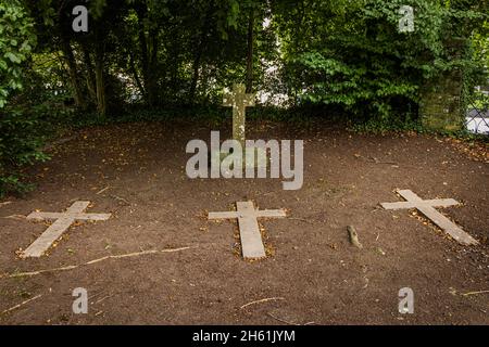 Marqueurs de tombe, croix de pierre dans le cimetière de la vieille église de Johnstown, comté de Kildare, Irlande Banque D'Images