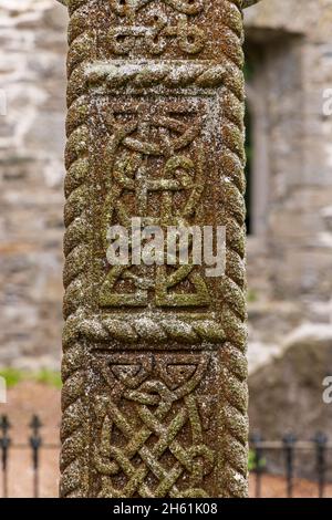 Détails du nœud celtique sculptés en pierre sur une croix celtique dans la vieille église de Johnstown, comté de Kildare, Irlande Banque D'Images