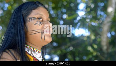 Jeune indienne féminine de la tribu Pataxó.Indien brésilien. Banque D'Images