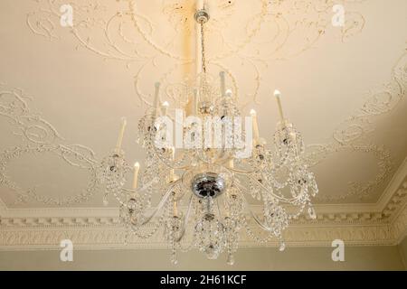 Chandelier en cristal avec ampoules électriques accrochées au château de Rathfarnham à Dublin, Irlande Banque D'Images