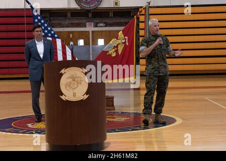 Reportage : le lieutenant général de marine Brian Beaudreault, commandant général de la II Marine Expeditionary Force, présente le secrétaire américain à la Défense, Mark T. Esper, à une mairie de Camp Lejeune, en Caroline du Nord, le 24 septembre 2019. Banque D'Images