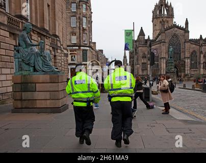 Édimbourg, Écosse, Royaume-Uni. 12th novembre 2021. Cheshire des policiers d'Angleterre et des véhicules patrouillent dans le centre-ville pendant que Cop26 ont lieu crédit: Arch White/Alay Live News Banque D'Images