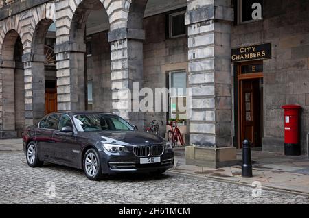 Édimbourg, Écosse, Royaume-Uni.12 novembre 2021.Lord Provost, le grand véhicule BMW d'Édimbourg, à l'entrée des chambres de la ville, dans le centre-ville.Crédit : Arch White/Alamy Live News. Banque D'Images