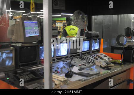 - station de métro de Milan Famagosta, gardes privés en service de sécurité - Milano, stazione Famagosta della Metropolitana, guardie privée dans servizio di sicurezza Banque D'Images