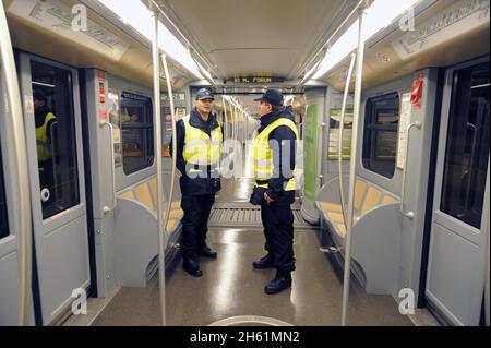 - Milan, gardes privés en service de sécurité sur la ligne 2 du métro - Milan, garde privée dans servizio di sicurezza sulla linea 2 della Metropolitana Banque D'Images