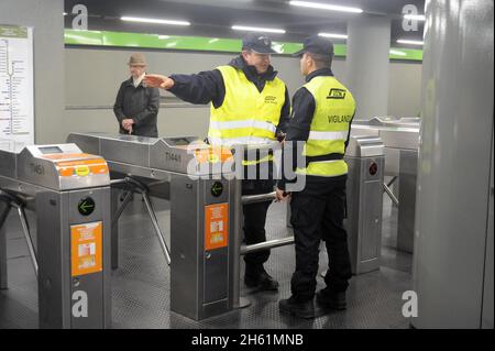 - station de métro de Milan Famagosta, gardes privés en service de sécurité - Milano, stazione Famagosta della Metropolitana, guardie privée dans servizio di sicurezza Banque D'Images