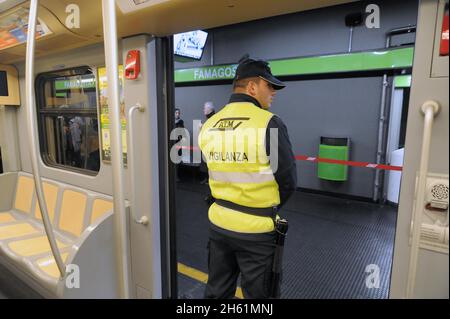 - Milan, gardes privés en service de sécurité sur la ligne 2 du métro - Milan, garde privée dans servizio di sicurezza sulla linea 2 della Metropolitana Banque D'Images