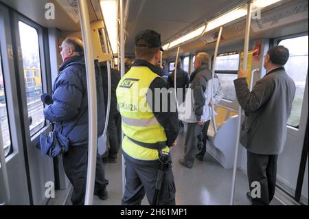 - Milan, gardes privés en service de sécurité sur la ligne 2 du métro - Milan, garde privée dans servizio di sicurezza sulla linea 2 della Metropolitana Banque D'Images