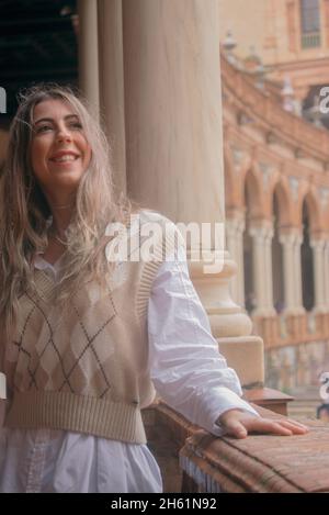 Une jeune fille pose souriant sur la Plaza d'Espagne à Séville en profitant de la vue.Voyage pendant le concept de virus corona. Banque D'Images