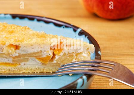 Ckoseup tarte maison avec pommes et pêches sur table en bois. Banque D'Images