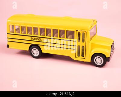 Bus scolaire sur fond rose Banque D'Images