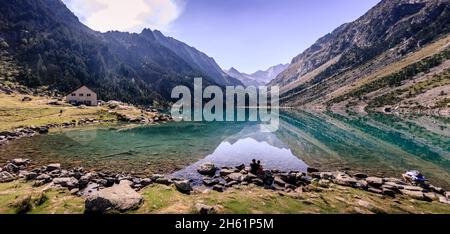 Vue panoramique sur le lac Gaube à Cauterets, dans les Pyrénées françaises.Il est entouré par les sommets de Mayouret, de Paloumeres et de la Gaube. Banque D'Images