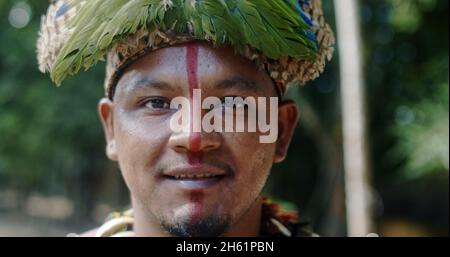 Indien de la tribu Pataxó, avec plume de headaddress.Journée indienne.Indien brésilien. Banque D'Images