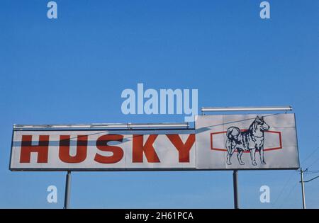 Panneau Husky Gas, Butte, Montana ; env.1980 Banque D'Images