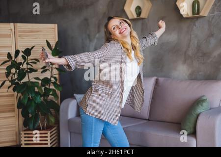 Photo portrait jeune femme restant à la maison dansant avec joie Banque D'Images