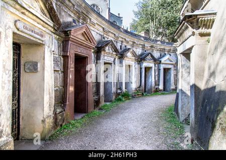 Style classique et égyptienne rangée de tombes dans le cercle du Liban à l'ouest de Highgate Cemetery, Londres, UK Banque D'Images