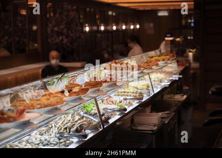 SAINT-JACQUES-DE-COMPOSTELLE, ESPAGNE - 13 octobre 2021 : une belle vue sur un bar à tapas typiquement espagnol à Saint-Jacques-de-Compostelle, Espagne Banque D'Images