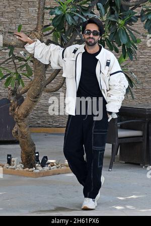 Mumbai, Inde.12 novembre 2021.L'acteur de Bollywood Ayushmann Khurrana pose pour une photo lors d'un événement de promotion de film de son prochain film 'Chandigarh Kare Aashiqui' à Mumbai.Crédit : SOPA Images Limited/Alamy Live News Banque D'Images