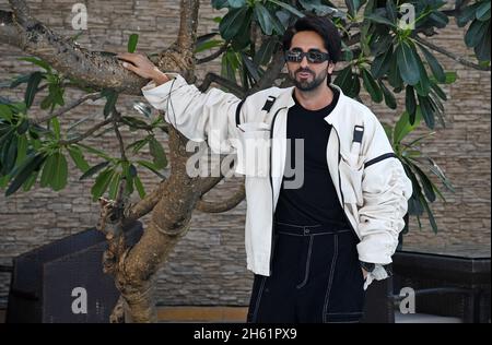 Mumbai, Inde.12 novembre 2021.L'acteur de Bollywood Ayushmann Khurrana pose pour une photo lors d'un événement de promotion de film de son prochain film 'Chandigarh Kare Aashiqui' à Mumbai.Crédit : SOPA Images Limited/Alamy Live News Banque D'Images