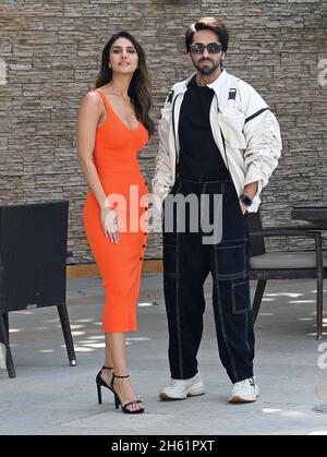 Mumbai, Inde.12 novembre 2021.Les acteurs de Bollywood Ayushmann Khurrana et Vaani Kapoor posent pour une photo lors d'un événement de promotion de film de leur prochain film 'Chandigarh Kare Aashiqui' à Mumbai.Crédit : SOPA Images Limited/Alamy Live News Banque D'Images