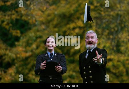 Caroline Garda O’Brien, de Kilkenny, qui a reçu le certificat de bravoure et la Médaille de bronze, avec Adrian O’Hara, opérateur de treuil de sauvetage 117, de Waterford, qui a reçu un certificat de bravoure, lors de la cérémonie des Prix nationaux de la bravoure à Farmleigh House, dans le Phoenix Park, à Dublin.Date de la photo : vendredi 12 novembre 2021. Banque D'Images