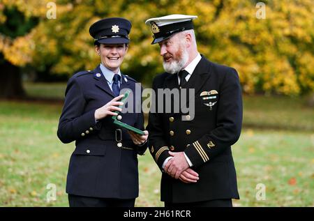 Caroline Garda O’Brien, de Kilkenny, qui a reçu le certificat de bravoure et la Médaille de bronze, avec Adrian O’Hara, opérateur de treuil de sauvetage 117, de Waterford, qui a reçu un certificat de bravoure, lors de la cérémonie des Prix nationaux de la bravoure à Farmleigh House, dans le Phoenix Park, à Dublin.Date de la photo : vendredi 12 novembre 2021. Banque D'Images