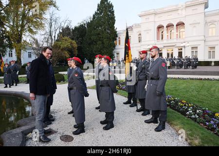 Bonn, Allemagne.12 novembre 2021.Hendrik Wüst (l, CDU), ministre-président de la Rhénanie-du-Nord-Westphalie, s'adresse aux recrues de la Villa Hammerschmidt.50 soldats du bataillon de défense NBC 7 de Höxter et du bataillon de défense NBC 750 de Bruchsal ont pris leurs vœux de cérémonie dans la résidence officielle du président fédéral à Bonn.Credit: Oliver Berg/dpa/Alay Live News Banque D'Images