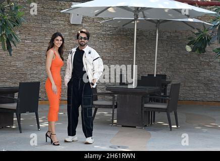 Mumbai, Inde.12 novembre 2021.Les acteurs de Bollywood Ayushmann Khurrana et Vaani Kapoor posent pour une photo lors d'un événement de promotion de film de leur prochain film 'Chandigarh Kare Aashiqui' à Mumbai.(Photo par Ashish Vaishnav/SOPA Images/Sipa USA) crédit: SIPA USA/Alay Live News Banque D'Images