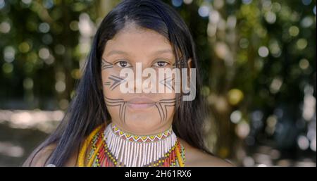 Jeune indienne féminine de la tribu Pataxó.Indien brésilien. Banque D'Images