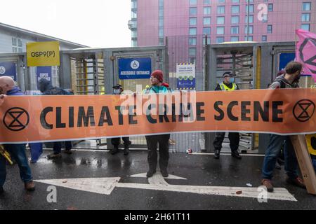 Glasgow, Écosse, Royaume-Uni.12 novembre 2021: Les militants pour le changement climatique tiennent un panneau indiquant la scène de la criminalité climatique en dehors du campus écossais d'événements (SEC) le treize jour de la conférence des Nations Unies sur le changement climatique COP26.Credit: SKULLY/Alay Live News Banque D'Images