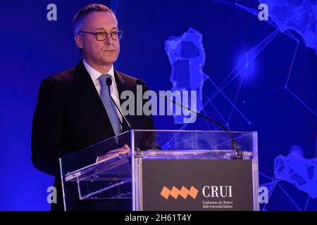 Rome, Italie.12 novembre 2021.Le président de la Confindustria, Carlo Bonomi, prend la parole lors de la réunion promue par la Conférence des recteurs universitaires italiens, une association d'universités publiques et privées en Italie.La rencontre entre les institutions, le monde des affaires et les universités sur l'avenir de la société italienne dans la pandémie post-Covid 19.(Photo par Vincenzo Nuzzolese/SOPA Images/Sipa USA) crédit: SIPA USA/Alamy Live News Banque D'Images