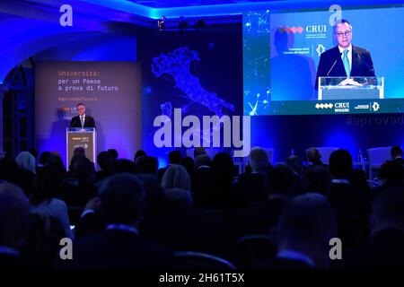 Rome, Italie.12 novembre 2021.Le président de la Confindustria, Carlo Bonomi, prend la parole lors de la réunion promue par la Conférence des recteurs universitaires italiens, une association d'universités publiques et privées en Italie.La rencontre entre les institutions, le monde des affaires et les universités sur l'avenir de la société italienne dans la pandémie post-Covid 19.(Photo par Vincenzo Nuzzolese/SOPA Images/Sipa USA) crédit: SIPA USA/Alamy Live News Banque D'Images