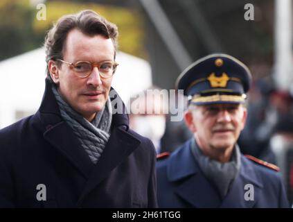 Bonn, Allemagne.12 novembre 2021.Hendrik Wüst (l, CDU), ministre-président de la Rhénanie-du-Nord-Westphalie, et Martin Schelleis, lieutenant-général, arrivent pour un engagement cérémonial devant la Villa Hammerschmidt.50 soldats du bataillon de défense NBC 7 de Höxter et du bataillon de défense NBC 750 de Bruchsal ont pris leurs vœux de cérémonie à la résidence officielle du président fédéral à Bonn.Credit: Oliver Berg/dpa/Alay Live News Banque D'Images