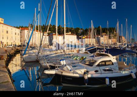 Piran, Slovénie - 23 août 2016: Soirée dans le port de plaisance de Piran.le beau port de Piran est proche de l'entrée de la vieille ville. Banque D'Images