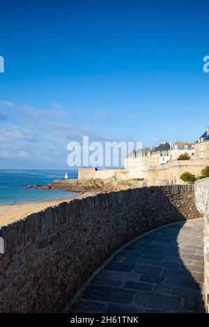 Saint-Malo, France - 15 octobre 2021 : vue depuis la magnifique promenade sur les remparts de la vieille ville de Saint-Malo, France. Banque D'Images