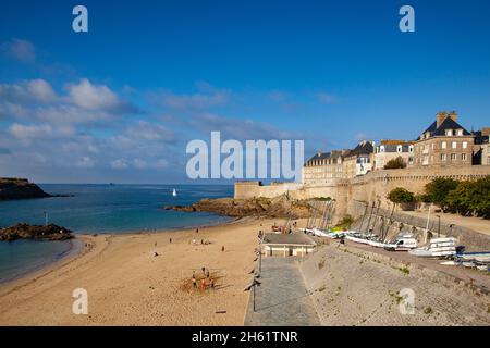 Saint-Malo, France - 15 octobre 2021 : vue depuis la magnifique promenade sur les remparts de la vieille ville de Saint-Malo, France. Banque D'Images