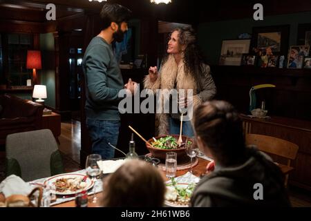 MAID (de gauche à droite) RAYMOND ABLACK comme NATE et ANDIE MACDOWELL comme PAULA dans l'épisode 107 de 'Maid' photo Credit: Ricardo Hubbs / Netflix / The Hollywood Archive Banque D'Images