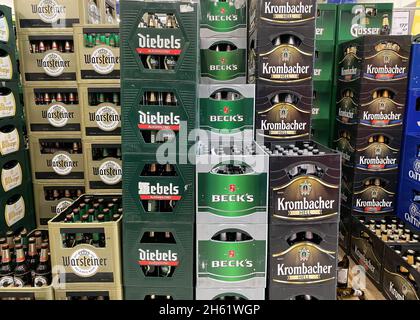 Viersen, Allemagne - juin 9.2021: Vue sur de nombreuses caisses de bière allemande empilées dans la boutique de boissons Banque D'Images