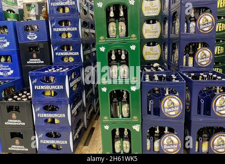 Viersen, Allemagne - juin 9.2021: Vue sur de nombreuses caisses de bière allemande empilées dans la boutique de boissons Banque D'Images