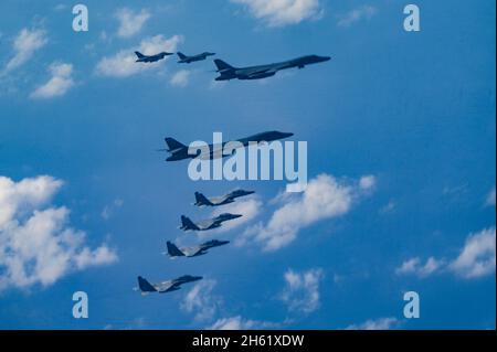 Mer Rouge, Arabie Saoudite.11 novembre 2021.Les bombardiers stratégiques B1-B de la U.S. Air Force, qui mènent une mission de la Force opérationnelle d'bombardier à côté d'une escorte d'un avion de chasse F-15C de la Royal Saudi Air Force et d'un avion de chasse F-16 américain Faucon Fighting Falcons le 11 novembre 2021 au-dessus de la Mer Rouge.Crédit : SSTGT.Jerreht Harris/Planetpix/Alamy Live News crédit: Planetpix/Alamy Live News Banque D'Images