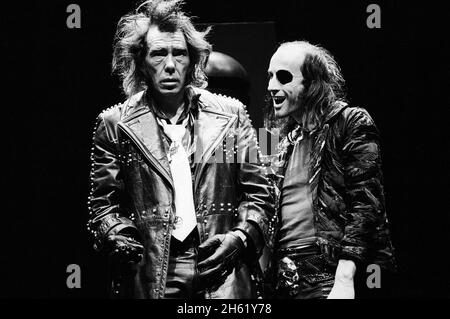 l-r: Mike Pratt (Hoss), Richard O'Brien (Crow) dans LA DENT DU CRIME par Sam Shepard au Royal court Theatre, Londres SW1 1974 ensemble design: Brian Thomson costumes: Sue Blane éclairage: Jim Sharman réalisateur: Jim Sharman Banque D'Images